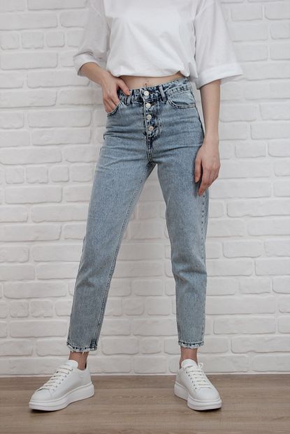 Amazoons Kadin Acik Mavi Kot Rengi Kar Yikama Yuksek Bel Dugmeli Denim Mom Jeans Trendyol