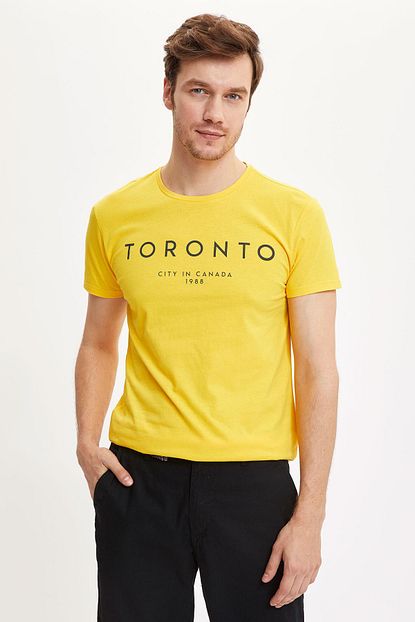 Defacto Erkek Sari Toronto Baskili Bisiklet Yaka Slim Fit Pamuklu T Shirt S5046az 20hs Yl117 Trendyol