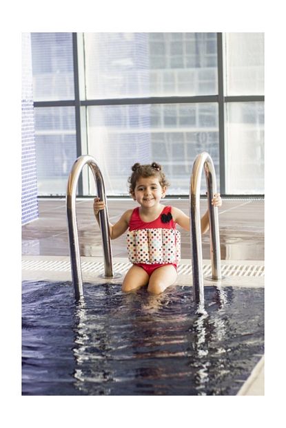 Swimfoam Kirmizi Puantiye Yuzmeye Yardimci Batmaz Kiz Cocuk Mayosu 4 5 Yas Trendyol
