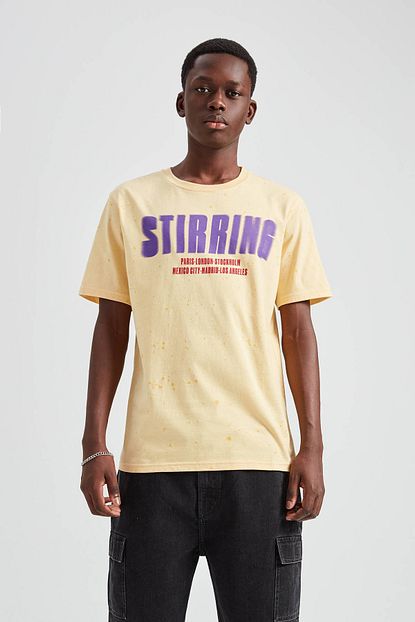 Pull Bear Erkek Sari Sari Stirring Yazili T Shirt 09247516 Trendyol
