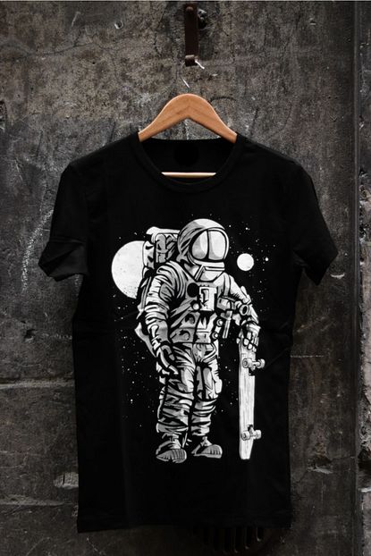 Uzaydanbiri Erkek Siyah Kaykayli Astronot Baskili T Shirt Trendyol