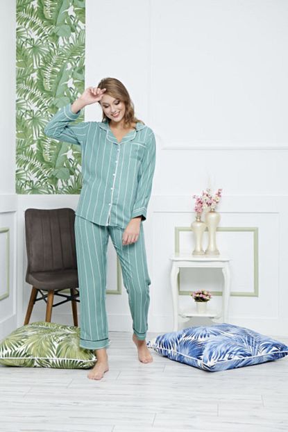 Muyu Kadin Yesil Dikey Cizgili Onden Dugmeli Pijama Takimi Trendyol