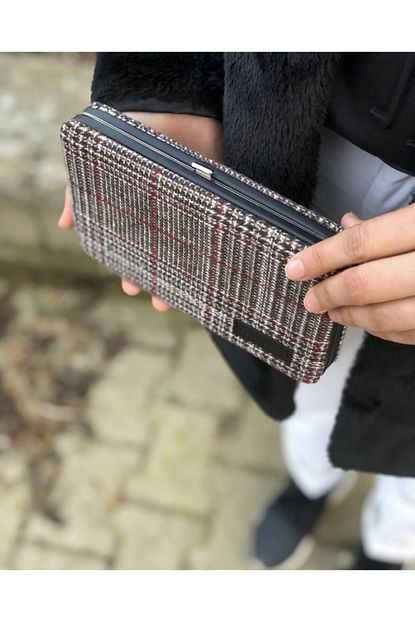 lebina kirmizi ekose telefonluklu kadin