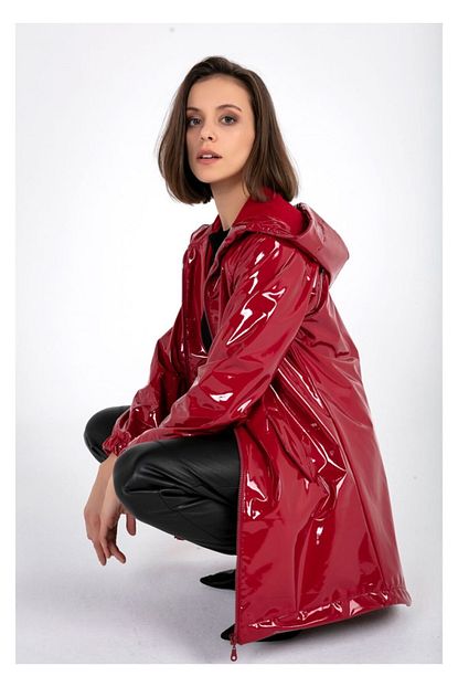 Tiffany Kadin Kirmizi Kapsonlu Rugan Yagmurluk A0270 Trendyol