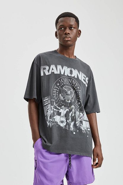Pull Bear Erkek Siyah Ramones Baskili Siyah T Shirt 09244520 Trendyol