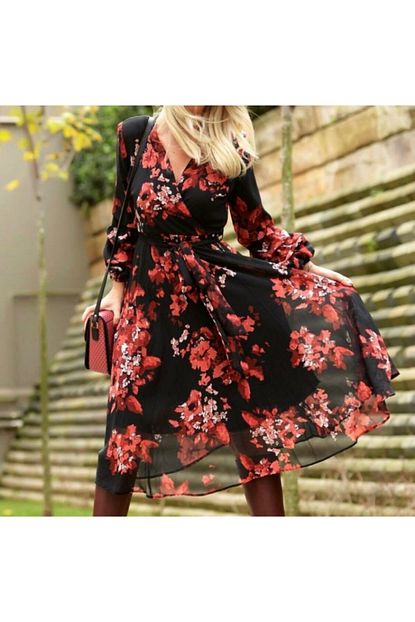 Sems Fashion Kadin Siyah Kirmizi Sifon Kumas Midi Boy Cicek Desenli Kol Detayli Elbise Kod1000087 Trendyol