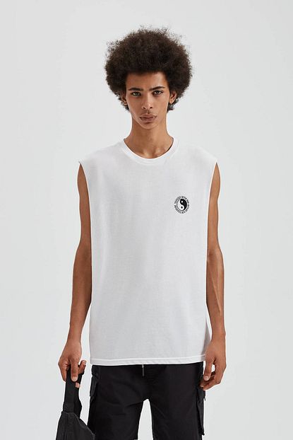 Pull Bear Erkek Beyaz Askili Basic T Shirt 09247505 Trendyol