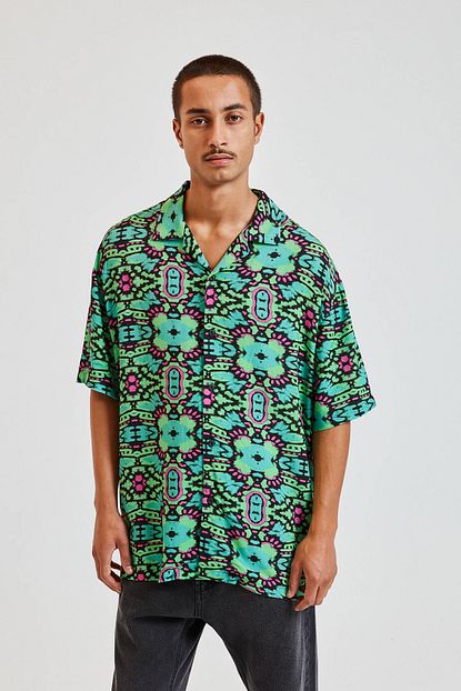 Pull Bear Erkek Yesil Hippi Desenli Gomlek 05474976 Trendyol