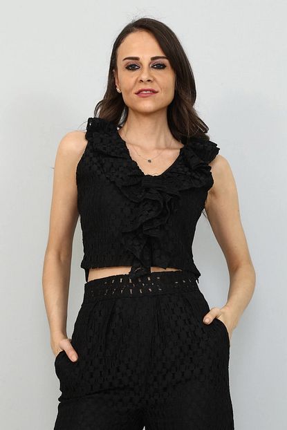 siyah ici astarli delikli crop bluz pantolon takim