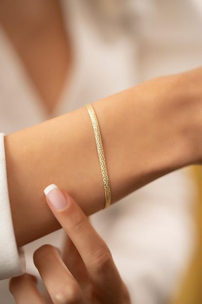 Izla Design Kadin Kabartmali Model Yassi Altin Kaplama Gumus Italyan Bileklik Trendyol