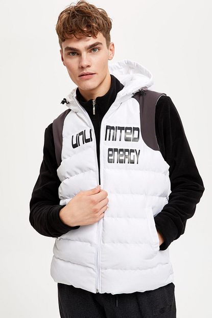 Defacto Erkek Siyah Beyaz Slim Fit Baskili Kapusonlu Sisme Yelek Trendyol