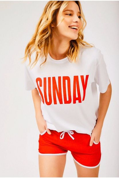 My Butik Kadin Kirmizi Sunday Baskili Sort T Shirt Trendyol