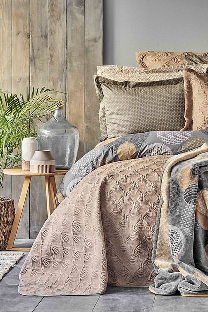 Karaca Home Zoya Kahve Saten 8 Parca Winter Set Trendyol