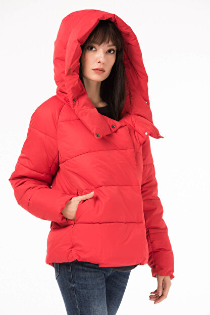 Only Kadin Kirmizi Kapitone Mont 15159175 Onljune Fiyati Yorumlari Trendyol