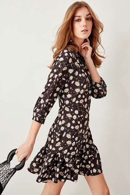 https www trendyol com trendyolmilla siyah papatya desenli elbise twoss19lj0121 p 4590887