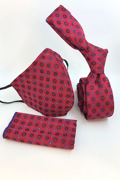 Quesste Accessory Erkek Kirmizi Desenli Ince Kravat Mendil Maske Set Trendyol
