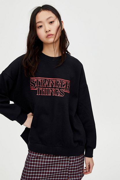 https www trendyol com pull bear kadin siyah netflix stranger things sweatshirt 05590376 p 26849009