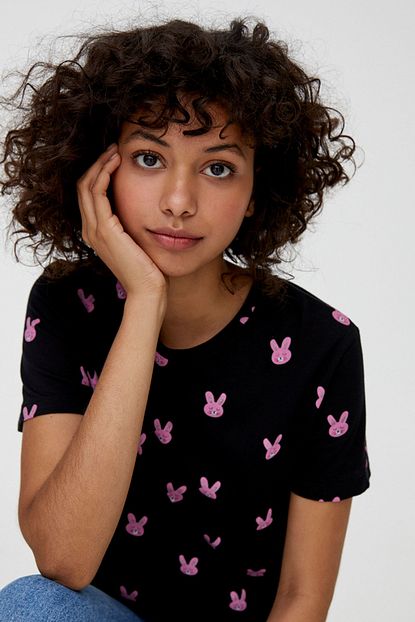 https www trendyol com pull bear kadin siyah pembe tavsan desenli t shirt 09239372 p 31159802