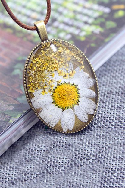 https www trendyol com yasayan kolyeler papatya ve sari gelin cicegi kolye yk228 p 34927536