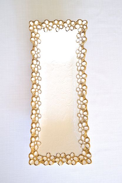 https www trendyol com maycollection porselen altin yaldizli dikdortgen papatya desenli sunum tabagi 14 5cmx36cm p 32560153