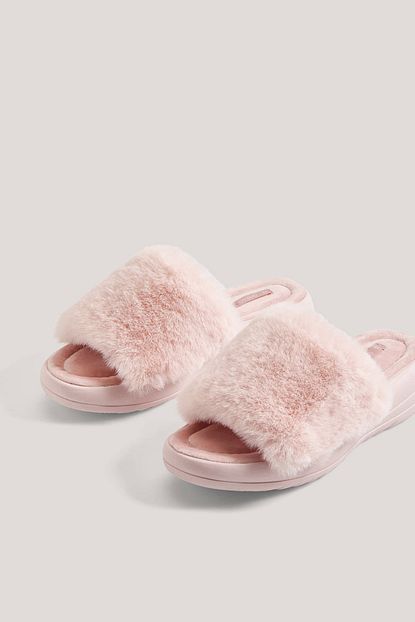 oysho kadin pembe tuylu platform terlik