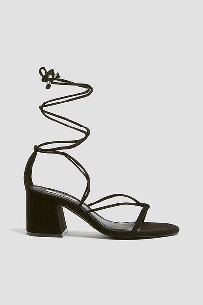 https www trendyol com pull bear kadin siyah ince bantli sandalet 11612540 p 36533328