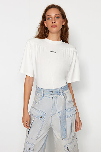 Trendyolmilla X Sagaza Studio Ekru Sırt Detaylı Baskılı T-Shirt
