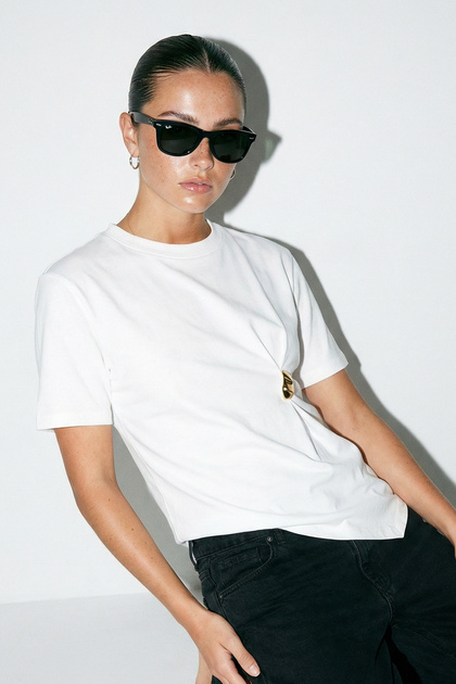 Beyaz Tokalı Asimetrik T-Shirt TDRSS26TS00010