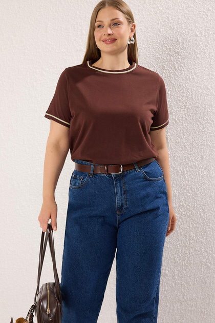 Kahverengi Bisiklet Yaka Biye Detaylı Basic Büyük Beden T-shirt TBBSS25BF00050
