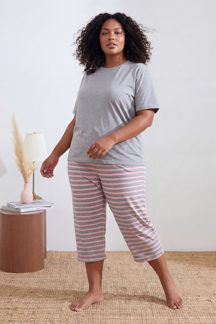 Gri-Pembe Çizgili Örme Kapri Boy Büyük Beden Pijama Takımı TBBSS26AI00092
