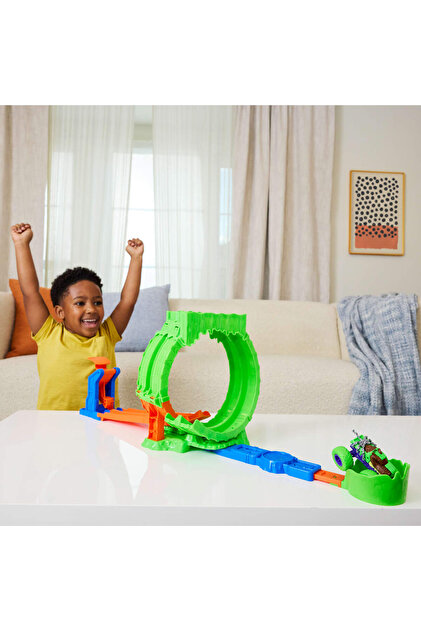 HOT WHEELS Monster Trucks Mutant Kaosu Çemberde Yarış Seti ve