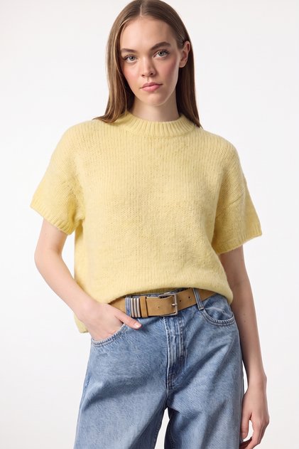 Gelber, weit geschnittener, weich strukturierter Strickpullover TWOAW25KZ00021