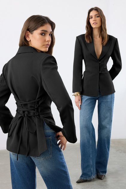 Schwarze, taillierte, gewebte Blazerjacke mit Schnürdetail auf der Rückseite TWOAW26BC00032
