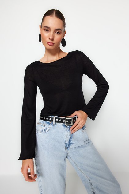 Bluză neagră tricotată crop, cu decolteu barcă, cu ajustare normală TWOAW24BZ00156