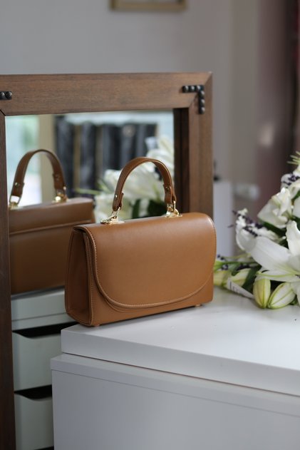 Women's Caramel Oval Flap Detailed Strap Shoulder Bag