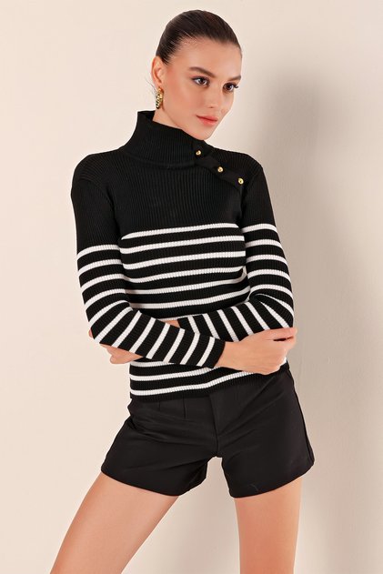 15818 Gestreifter Pullover mit Knöpfen – Schwarz