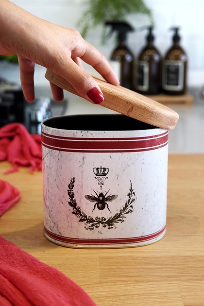 Er213-5o Country Housefly Patterned Oval Metal Storage Container with Wooden Lid 11x15 Cm