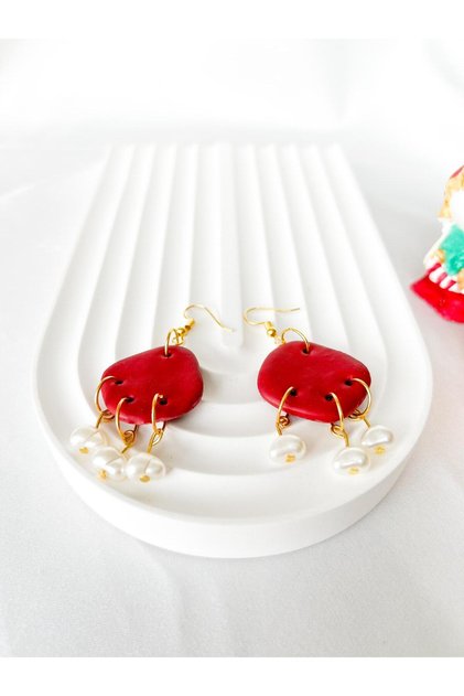 Bordo Sallantılı İnci Detaylı Polimer Küpe