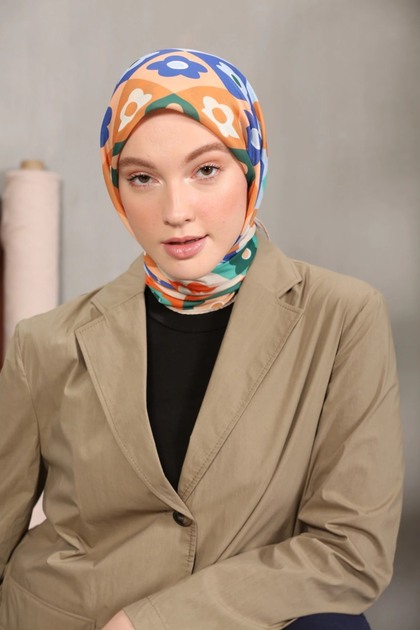 وشاح قطني ناعم منقوش بالزهور باللون البيج الرملي