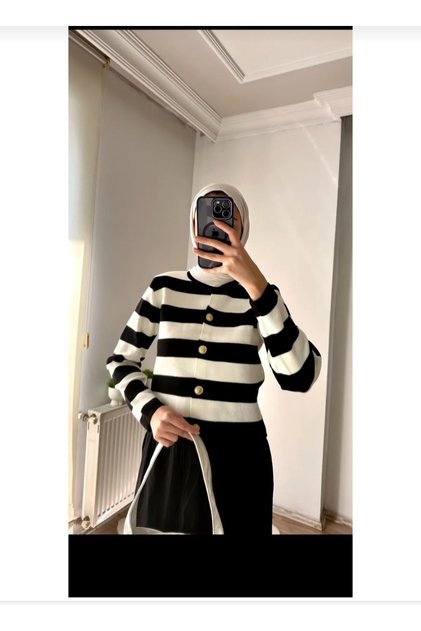 Women's Crew Neck Gold Buttoned Crop Knitwear Cardigan