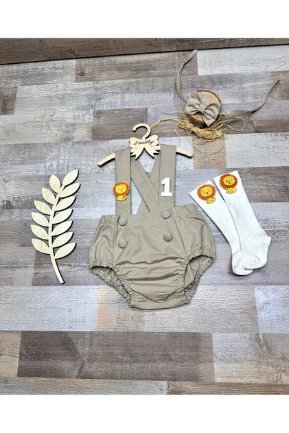 Safari concept lion figured beige salopette bow tie socks set