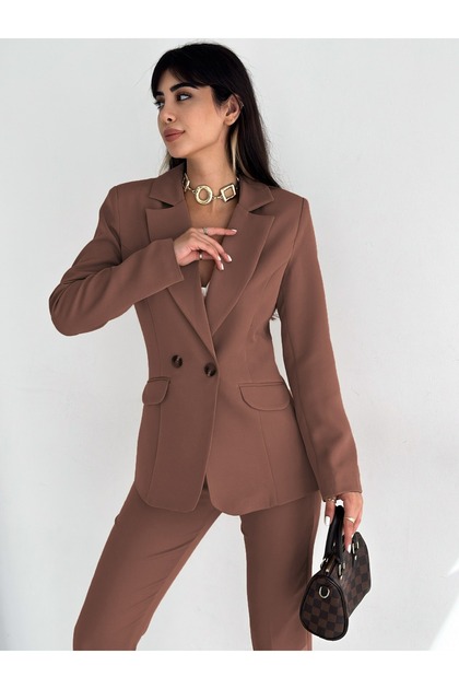 Costum cu sacou cu două rânduri de nasturi și pantaloni carrot, maro închis