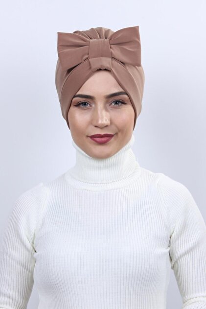 Reversible bonnet with bow used in the sea.