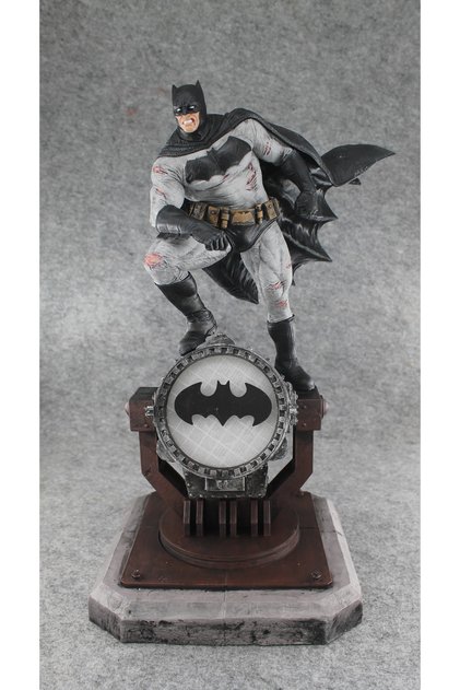 Batman Dark Knight On Bat Signal - IŞIKSIZ 35 CM Figür / Diorama