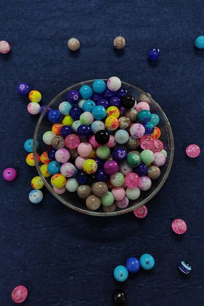 100 грама смесени стъклени мъниста с размер 10 мм