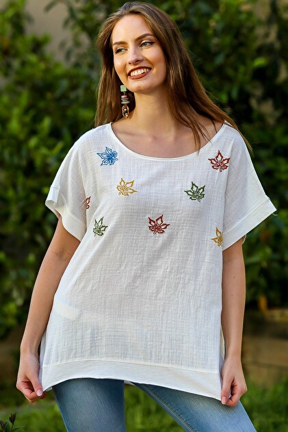 Chiccy Kadın Beyaz Kayık Yaka Çınar Yaprakları Nakışlı Pul Detaylı Oversize Dokuma Bluz M10010200BL95355 - 3