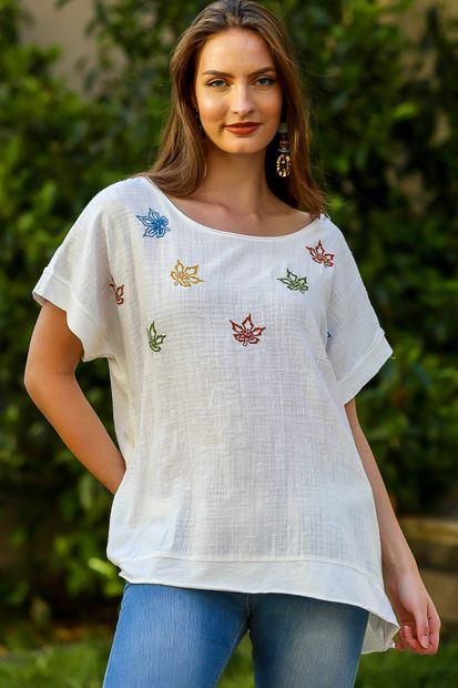 Chiccy Kadın Beyaz Kayık Yaka Çınar Yaprakları Nakışlı Pul Detaylı Oversize Dokuma Bluz M10010200BL95355 - 4