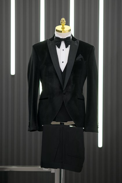Regular Fit Swallow Collar Double Slit Velvet Tuxedo Suit