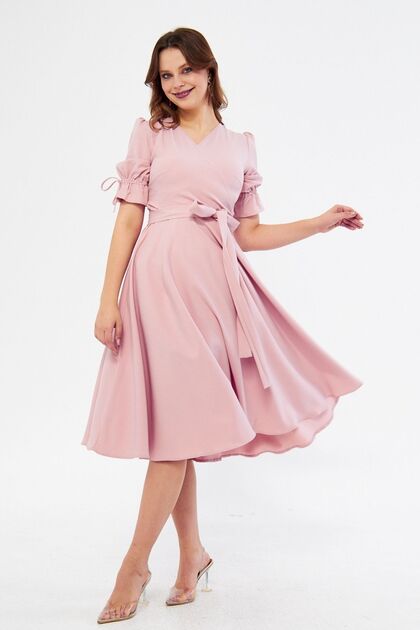 Rochie midi cu guler dublu petrecut, cu fronseuri, mâneci scurte cu manșete elastice, cu cordon, culoare pudră