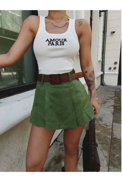 Fustă mini plisată cu pantaloni scurți și curea, damă